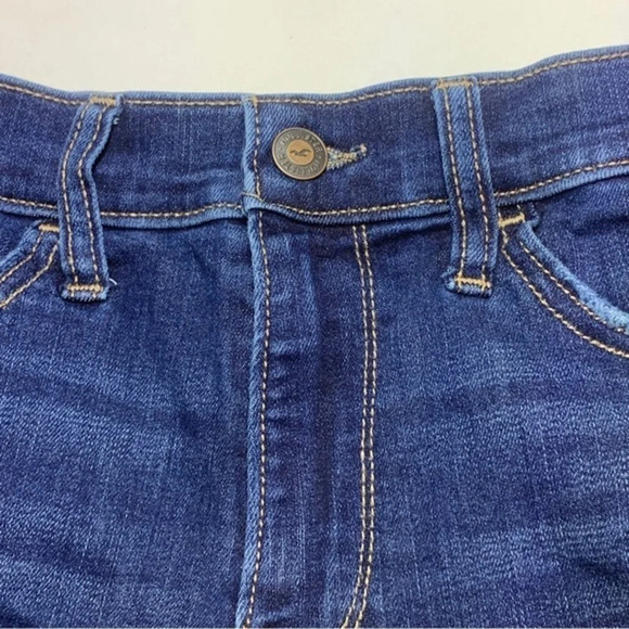 Curvy Ultra High-Rise Ripped White Denim Mom Shorts hollister - Picture 3 of 11